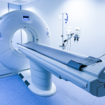 A Dra. Thaline Neves destaca como a tomografia computadorizada une agilidade e exatidão para diagnósticos médicos mais seguros.