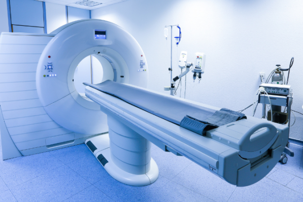 A Dra. Thaline Neves destaca como a tomografia computadorizada une agilidade e exatidão para diagnósticos médicos mais seguros.