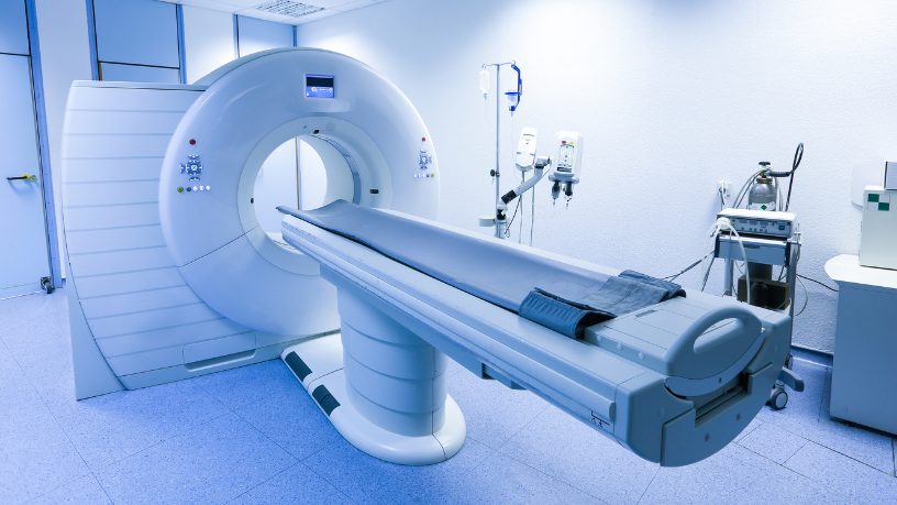 A Dra. Thaline Neves destaca como a tomografia computadorizada une agilidade e exatidão para diagnósticos médicos mais seguros.