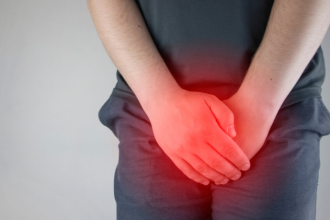 Lawrence Aseba Tipo explica que a cistite intersticial provoca dor pélvica crônica e vontade constante de urinar.