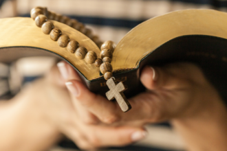 Pe. Dr. Jose Eduardo de Oliveira e Silva mostra como a filosofia pode ser aliada na compreensão e no fortalecimento da fé católica.