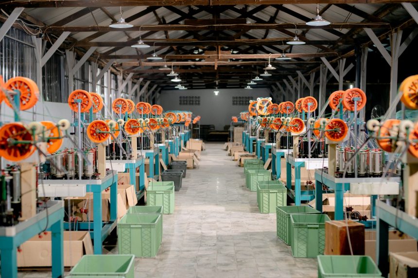 Galpão industrial amplo com máquinas e equipamentos de produção.
