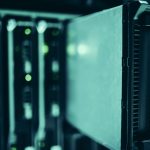 Racks de servidores iluminados em um data center moderno.