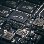 Close-up de microchips montados em uma placa de circuito eletrônico.