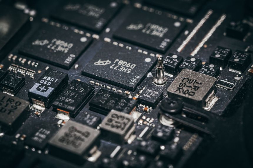 Close-up de microchips montados em uma placa de circuito eletrônico.