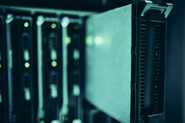 Racks de servidores iluminados em um data center moderno.