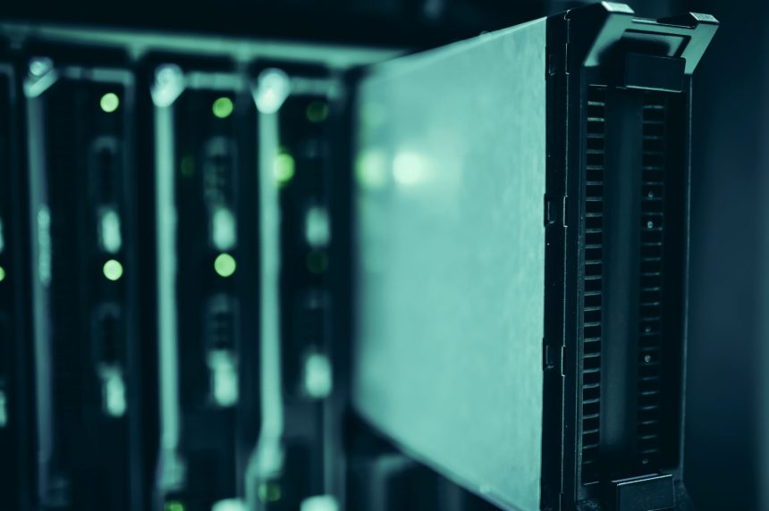 Racks de servidores iluminados em um data center moderno.