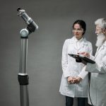 Pesquisadores trabalham com tecnologia robótica em um laboratório de inovação.