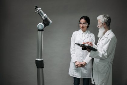 Pesquisadores trabalham com tecnologia robótica em um laboratório de inovação.