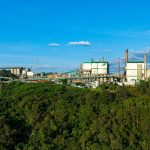 Vista aérea de uma planta industrial cercada por vegetação densa em Telêmaco Borba, no Brasil.