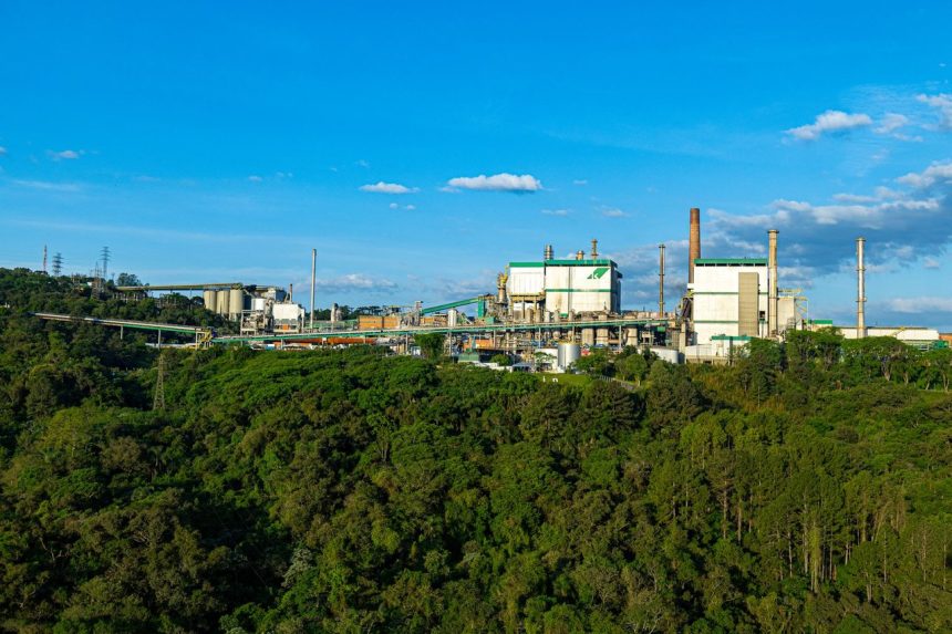 Vista aérea de uma planta industrial cercada por vegetação densa em Telêmaco Borba, no Brasil.